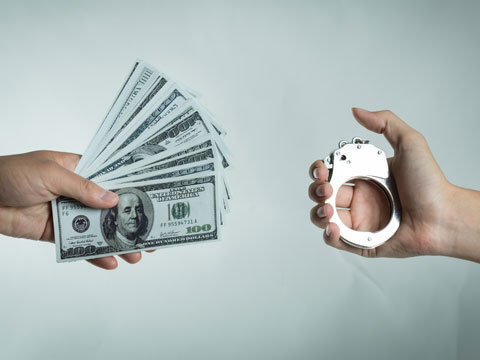 徇私舞弊不征、少征稅款罪