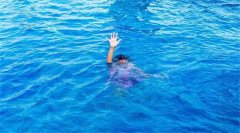 男子假裝自殺后女友為救人而溺水身亡，男子獲